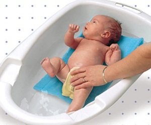 как купать новорожденного