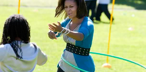 супруга президента США Мишель Обама занимается с обручем