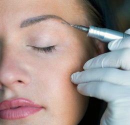 болезненность перманентного макияжа зависит от болевого порога и опыта мастера