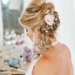 свадебные прически на средние волосы с цветами
