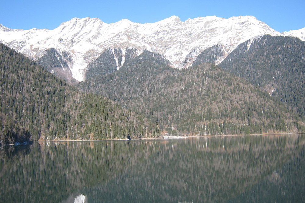 Озеро рица камера. Озеро Рица Абхазия вид на горы со снегом. Озеро Рица зимой. Озеро Рица Абхазия зимой. Озеро Рица зимой 2022.