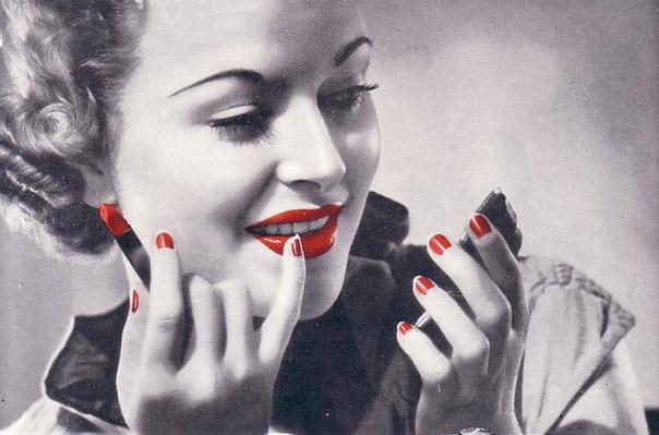 В момент изобретения цветного водонерастворимого лака основателем Revlon в 1934 этикет не рекомендовал дамам наносить цвет на всю поверхность ногтя. Так появился лунный маникюр. На фото Joan Blondell 1939г. И да - френч появился тогда же ...