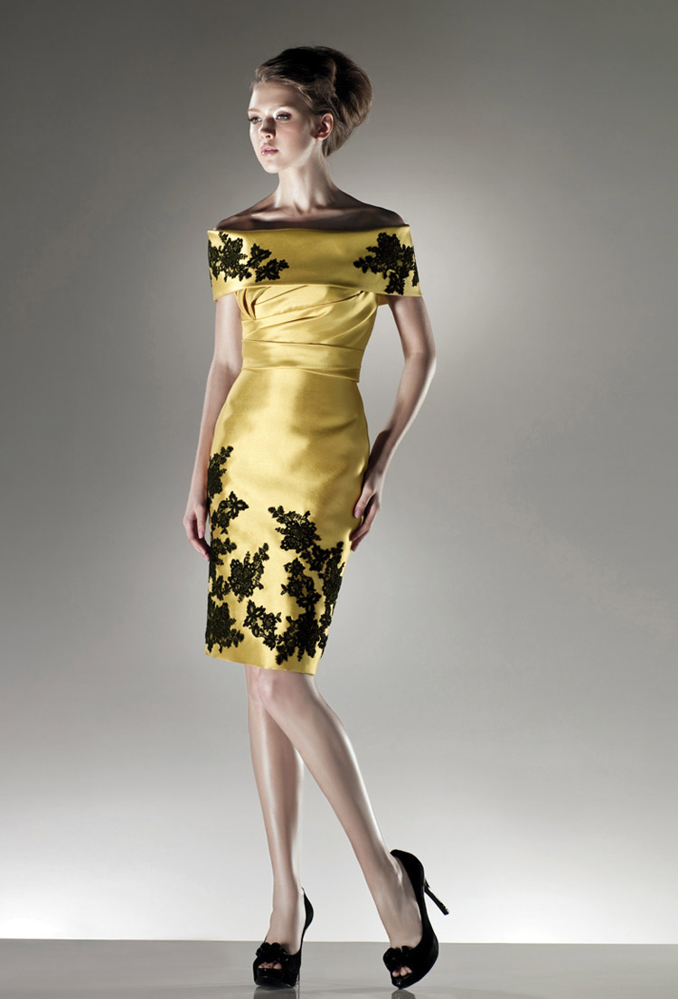 золотое платье-футляр
